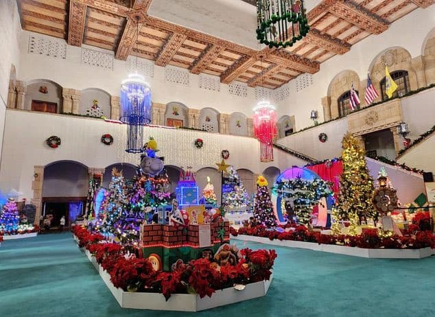 Hawaii Christmas Trolley - Honolulu City Lights