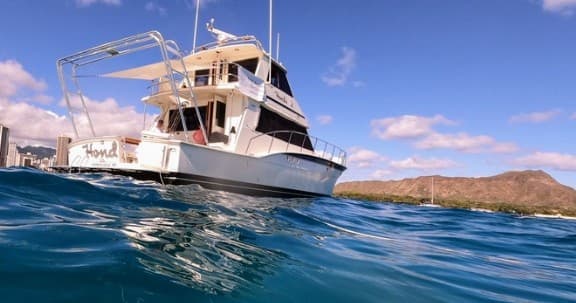 Private East Oahu Sandbar Cabin Cruiser Charter Cruise