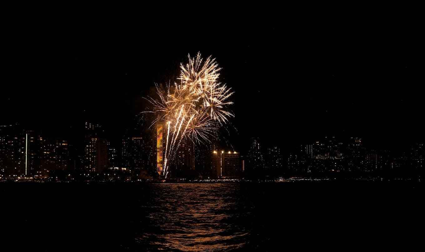 Waikiki Friday Sunset and Fireworks Boat Cruise – BYOB