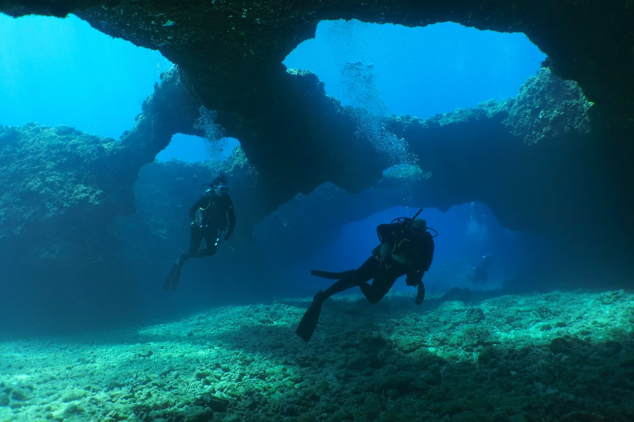 Two Tank Shipwreck and Lava Tube Dives