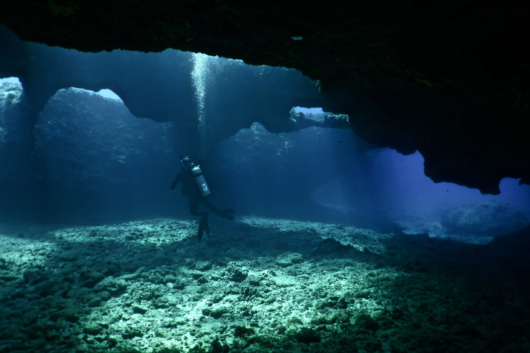 Two Tank Shipwreck and Lava Tube Dives
