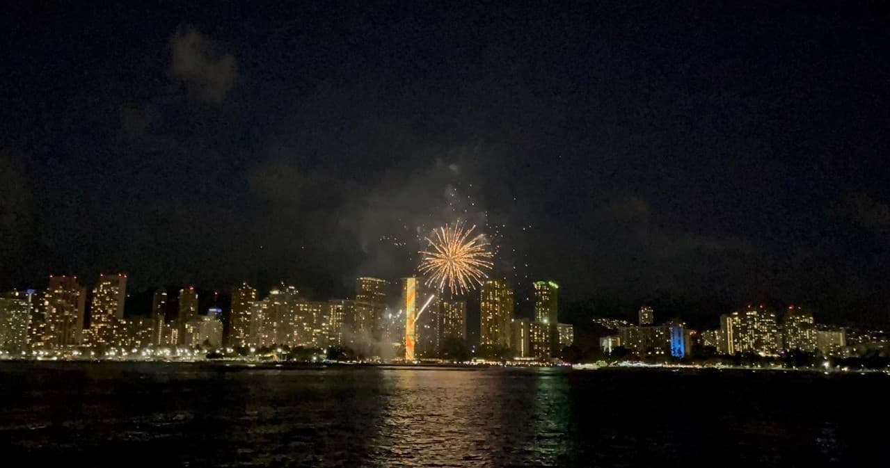 Private Fireworks & City Lights Cruise "Keanuenue"