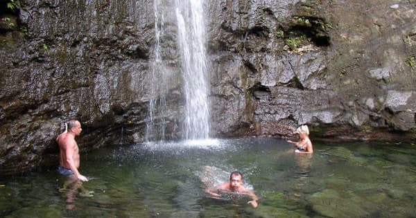 Поход через джунгли к водопаду