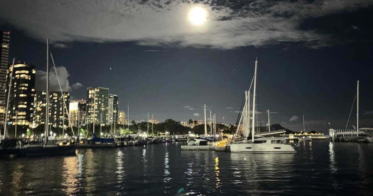 Private Fireworks & City Lights Cruise "Keanuenue"