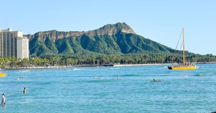 "Diamond Head Monument" & "Honolulu's Historic Sites" VIP Private Limousine Tour!