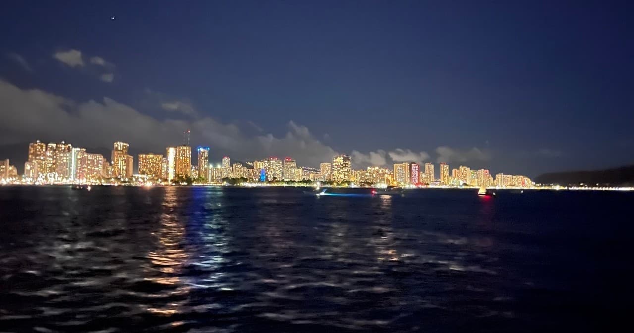 Private Fireworks & City Lights Cruise "Keanuenue"