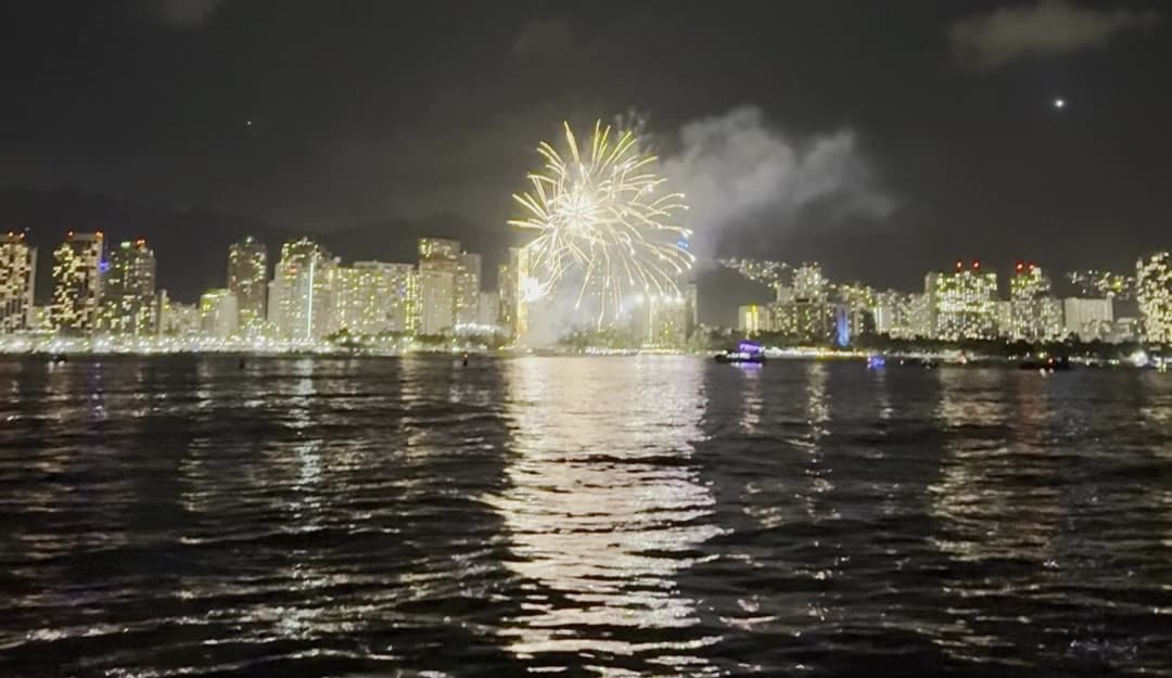 Waikiki Friday Sunset and Fireworks Boat Cruise – BYOB