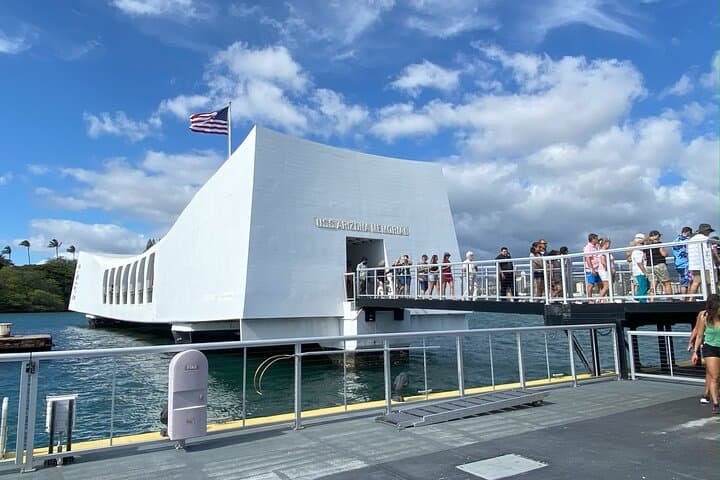 Pearl Harbor Tribute: Arizona Memorial and Honolulu City Tour