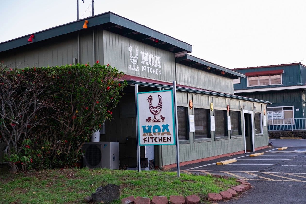 Moa Kitchen is located directly in front of Kamuela Inn. Photo by Sarah Burchard.