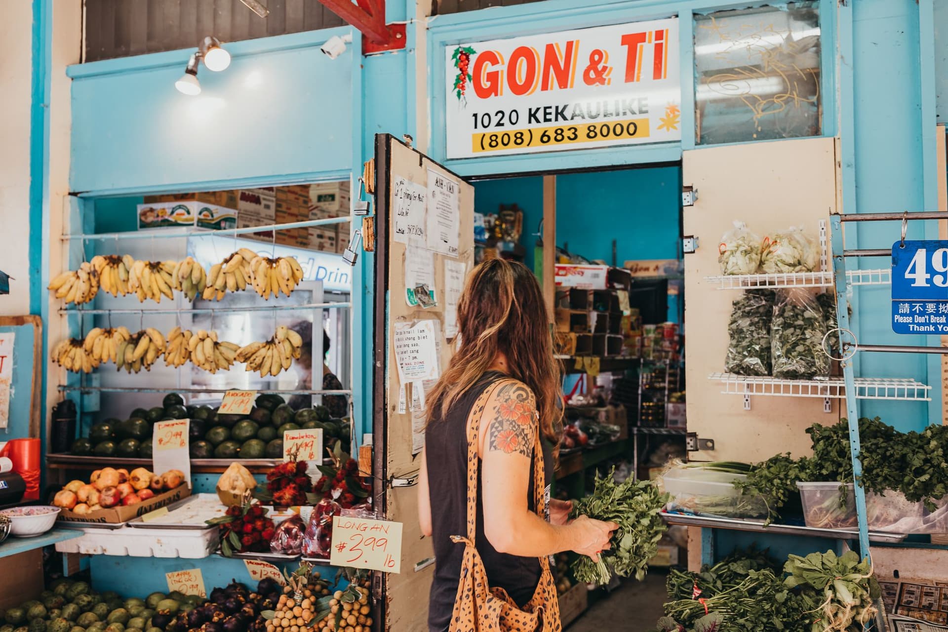 shopping for produce in chinatown honolulu