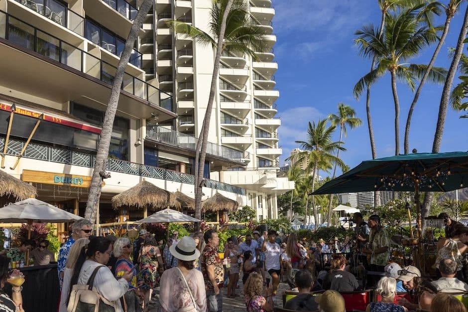 A crowd outside of Duke's on Waikīkī Beach. Oahu Hawaii.