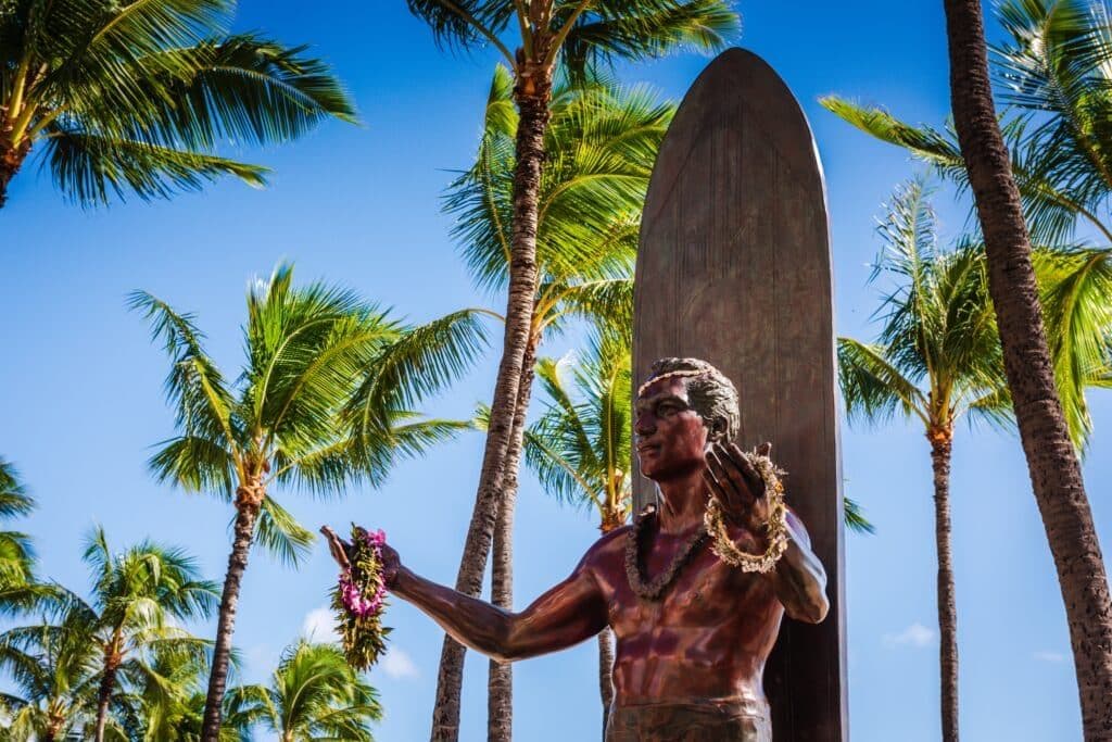 ronze statue of famous surfer Duke Paoa Kahanamoku welcomes visitors to Waikīkī 2583813799