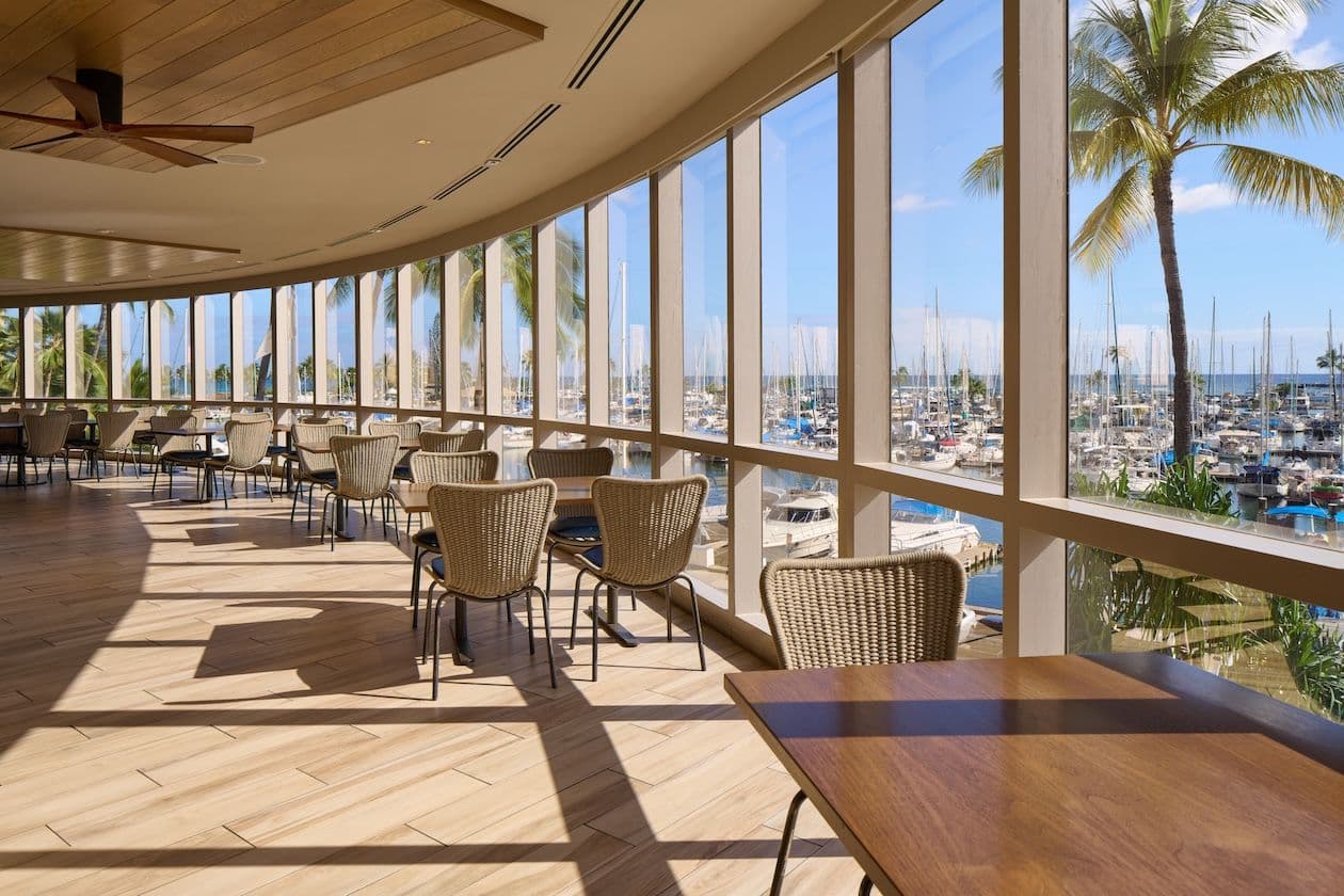 100 Sails Restaurant & Bar. Photo courtesy of Prince Waikīkī Resort.