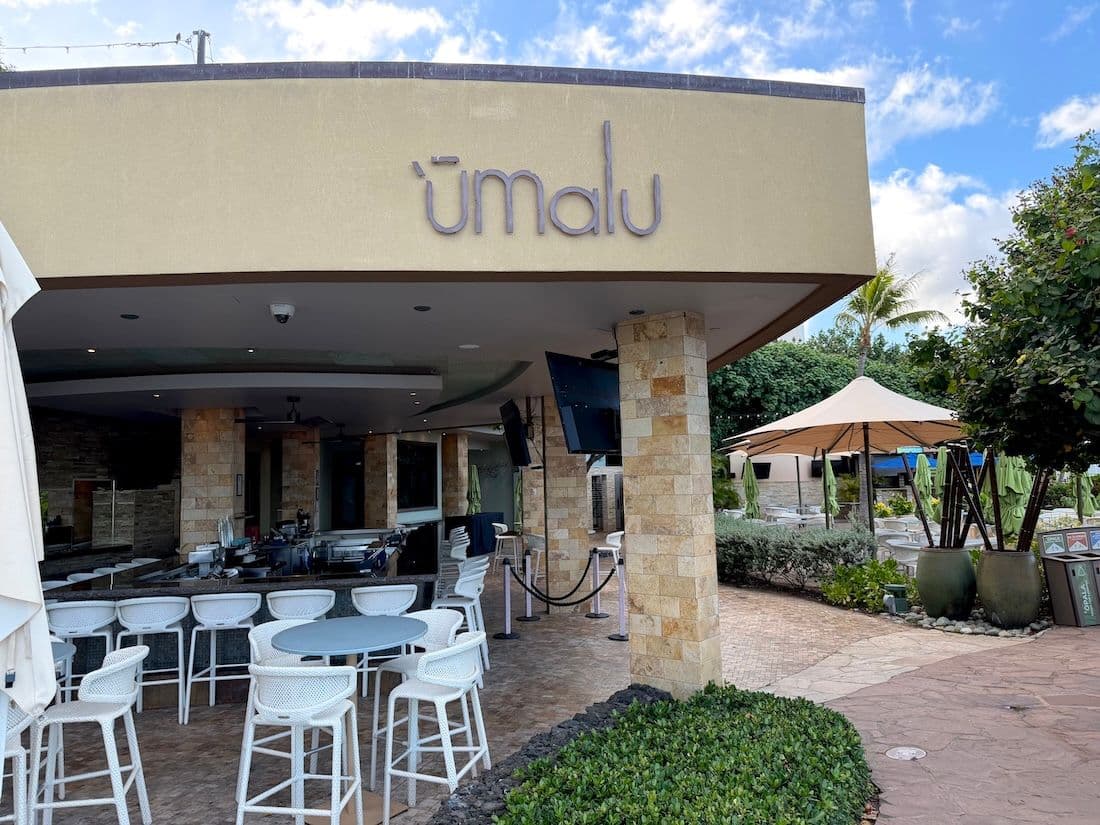 ʻŪmalu poolside restaurant and bar. Photo by Sarah Burchard.