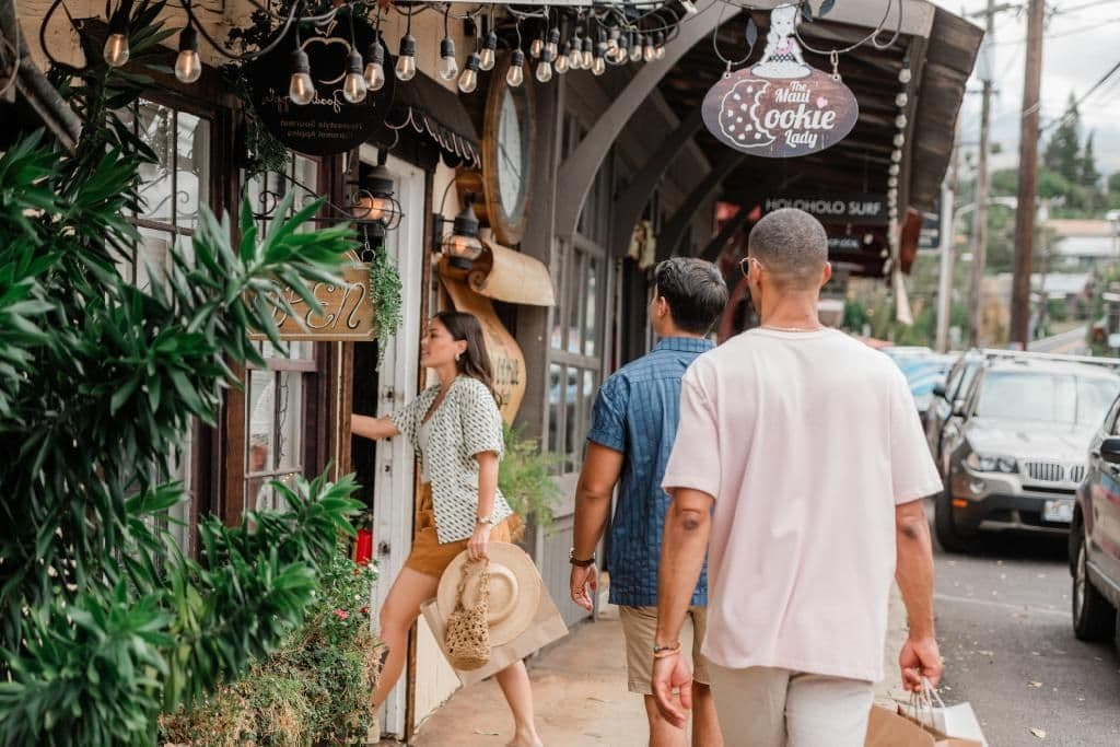 Shopping in Makawao, Maui. Photo by John Hooks, courtesy of Hawaiʻi Travel Authority.