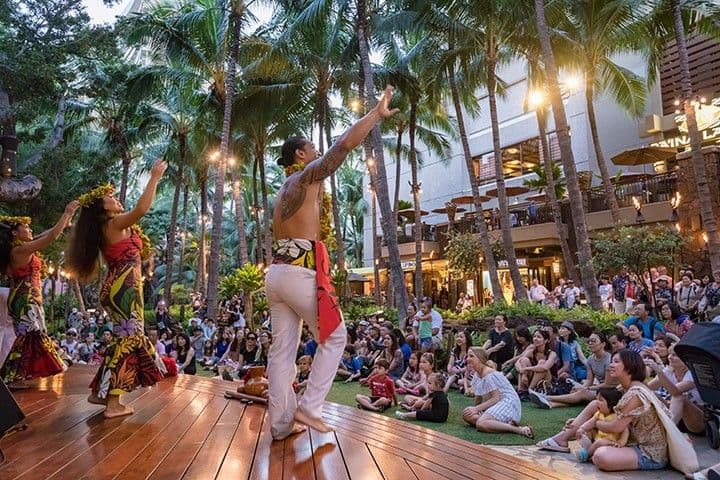 Hawaiian culture is celebrated every day at Royal Hawaiian Center with a variety of complimentary cultural-arts activities such as hula instruction, lauhala weaving, lei-making, ‘ukulele classes, and live entertainment featuring Hawaiian music and hula performances. (Photo: Royal Hawaiian Center)