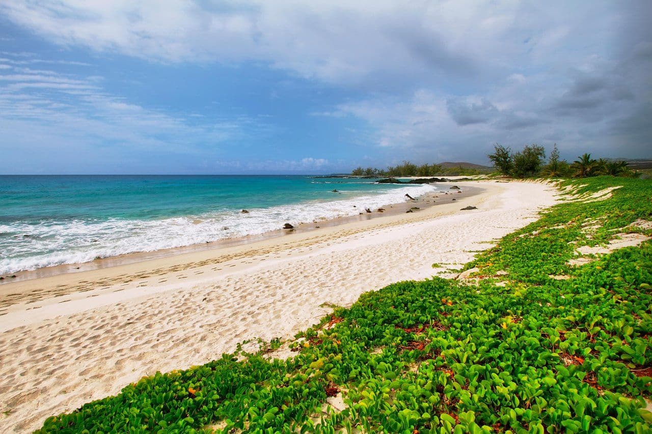 magic sands beach in hawaii.