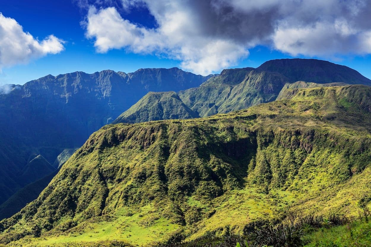 Waiheʻe Ridge Trail. Photo by Robert Harding Video (Shutterstock).