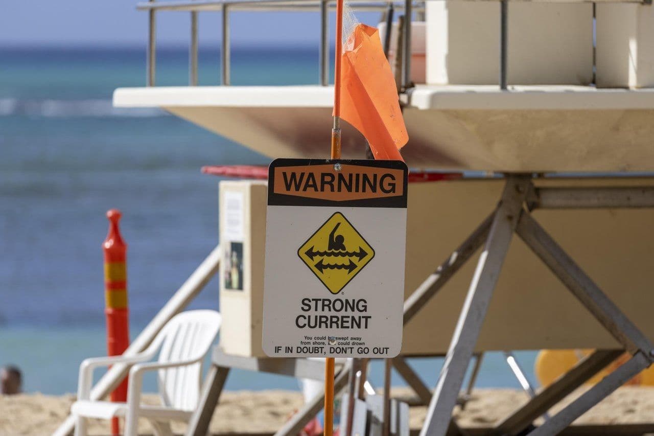 A strong current sign at a lifeguard stand on Oahu.