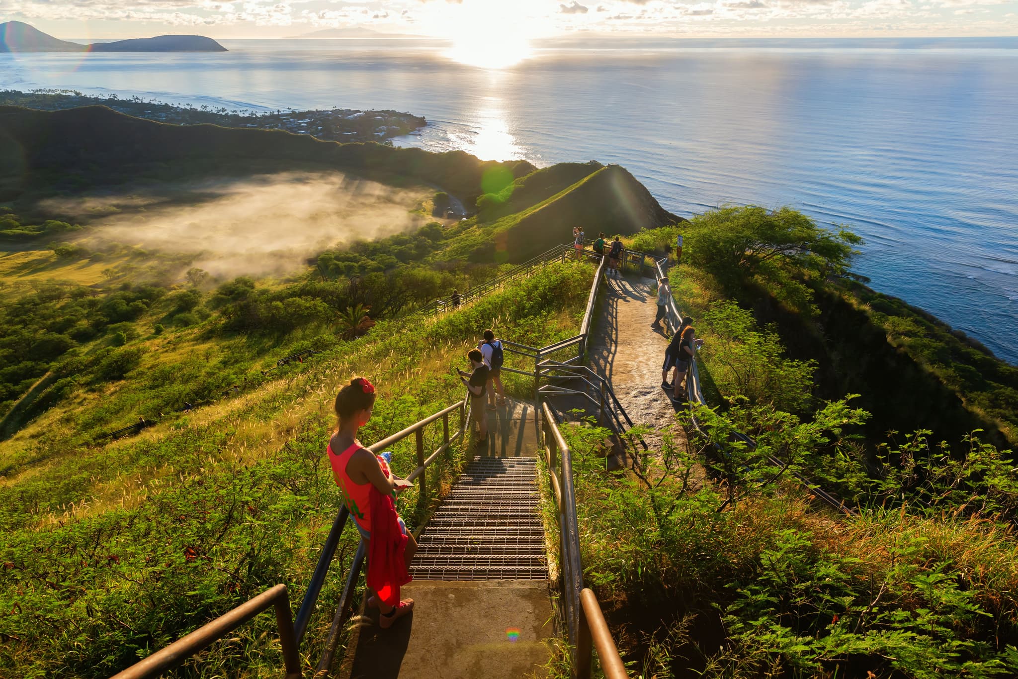 Hiking. Lēʻahi (Diamond Head). Photo by Christian Mueller (Shutterstock).