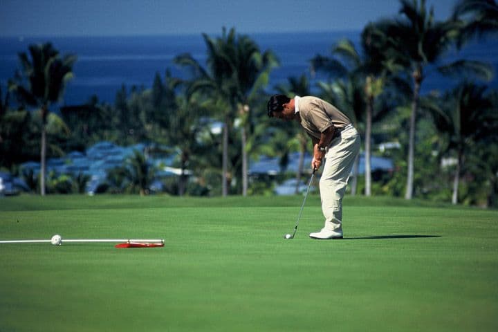 Golfer putting golf ball | Hawaii Tourism Authority (HTA) / Sri Maiava Rusden
