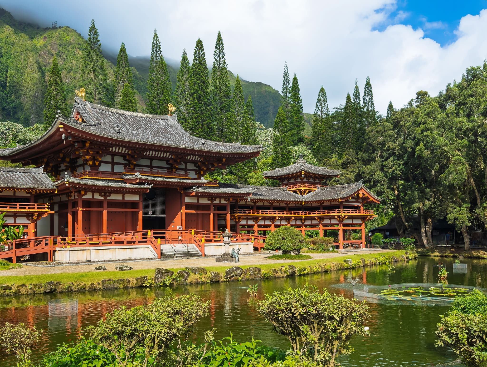 Byodo Temple. Photo by Claudine Van Massenhove (Shutterstock).